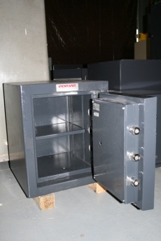 Used Small Quantum TL15 High Security Safe